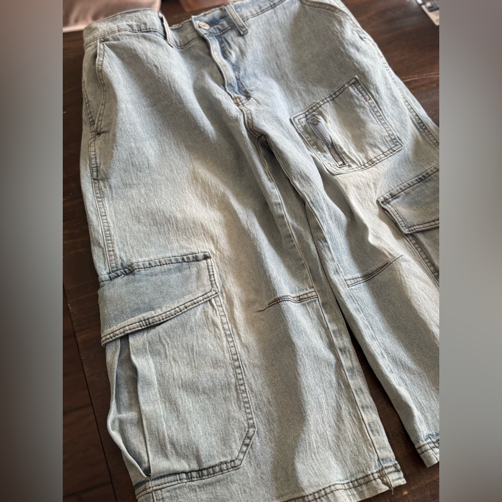 Sky Jeans Women’s Light Blue Denim Cropped Cargo 17”Inseam